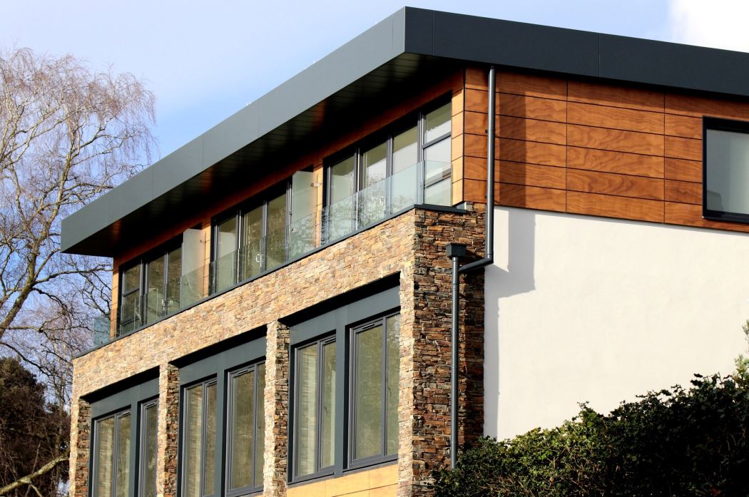 Drewniane czy aluminiowe – jakie okna kupić?