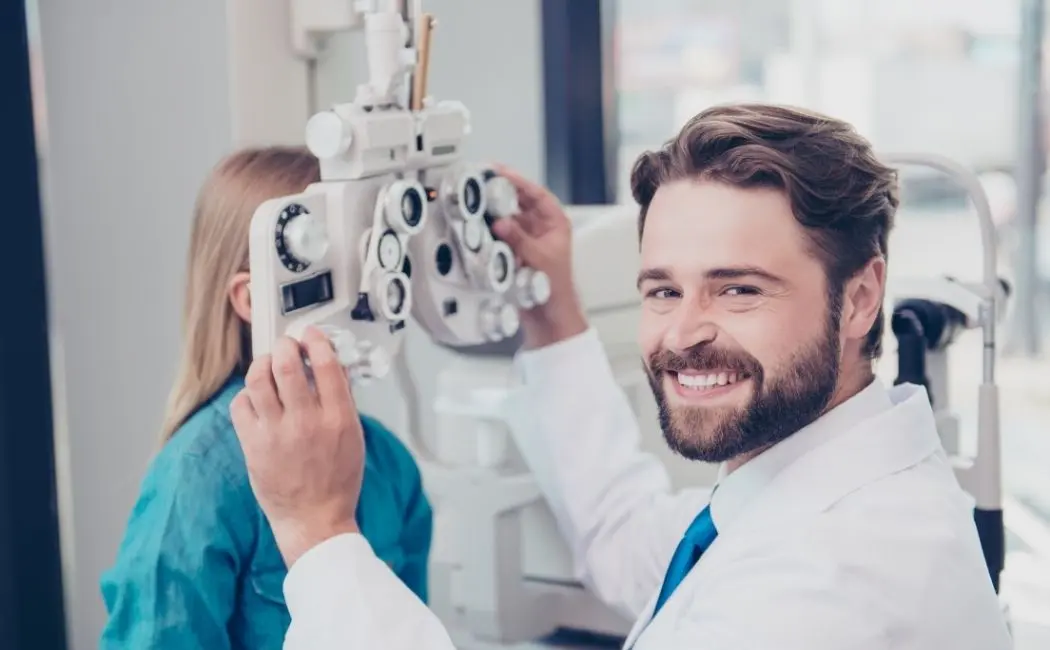 Jakie są różnice między okulistą, optykiem i optometrystą?