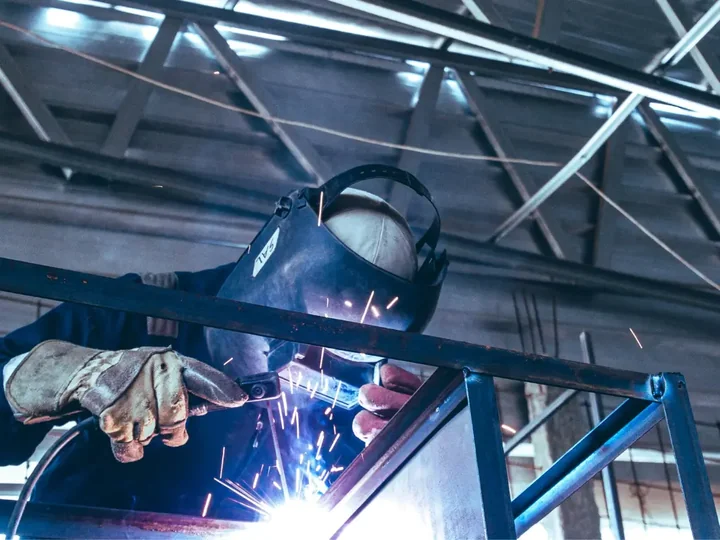 Jak firmy produkcyjne w Polsce mogą szybko zamknąć deficyt spawaczy