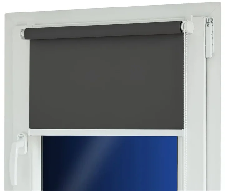 Montaż rolet w kasecie na ramie okiennej – klejenie czy wiercenie?