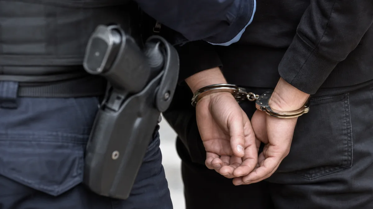 Napadł na 76-latkę przed marketem. Kilka godzin później zatrzymali go policjanci