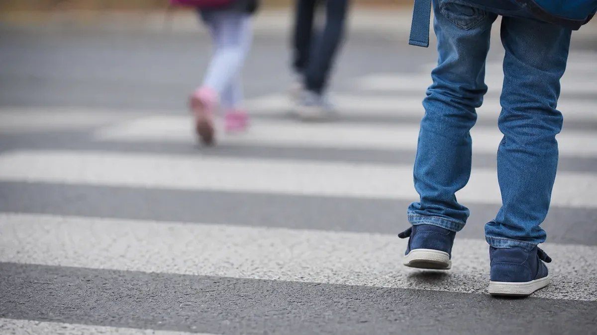 Policjanci uczyli przedszkolaki zasad bezpiecznego przechodzenia przez jezdnię