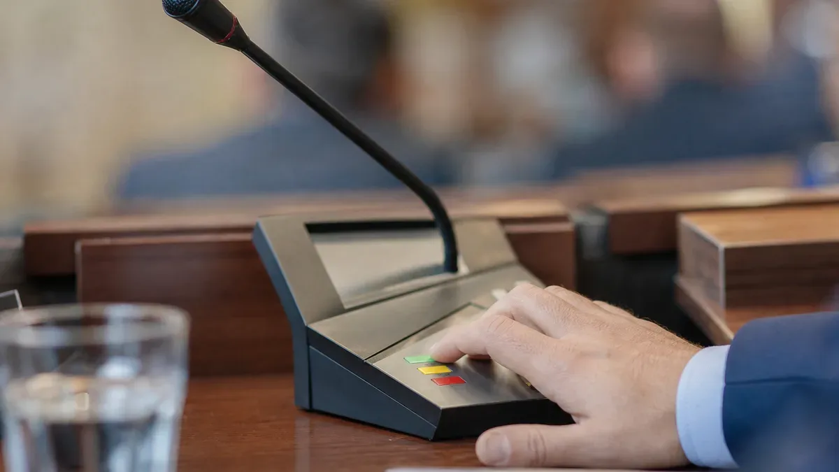 Drogi, oświata i nowe opłaty. Tymi sprawami zajmie się rada powiatu