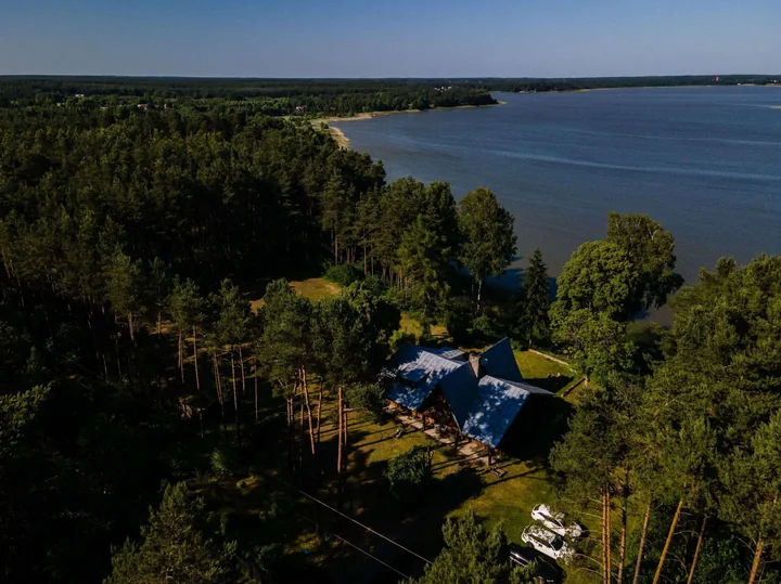 Przez lata nauczyliśmy się wierzyć, że najlepsze wyjazdy zdarzają się „na ostatnią chwilę”. W praktyce last minute coraz rzadziej oznacza wybór, a coraz częściej kompromis.