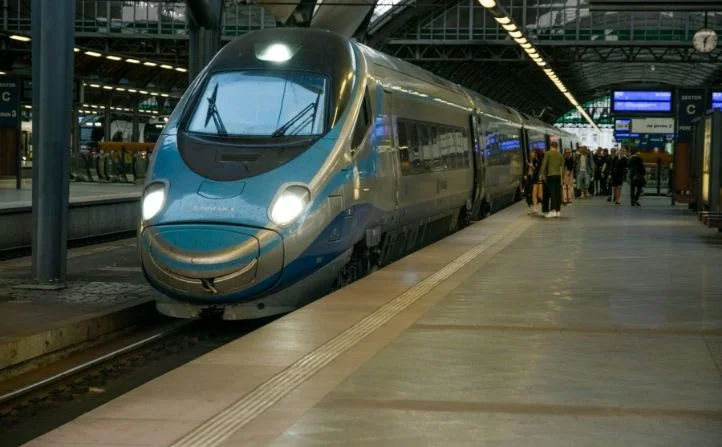 „Latarnikiem” na Hel, „Rybitwą” do Kołobrzegu, „Borsukiem” w las – pociągi, które zabiorą cię na wakacje!