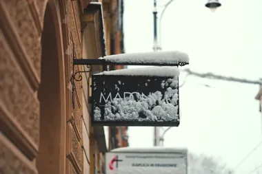 Jak projektuje się grafikę do kasetonu reklamowego