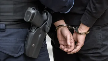 Napadł na 76-latkę przed marketem. Kilka godzin później zatrzymali go policjanci