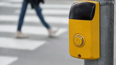 Policjant pokazał przedszkolakom, jak bezpiecznie przejść przez jezdnię