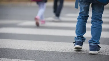 Policjanci uczyli przedszkolaki zasad bezpiecznego przechodzenia przez jezdnię