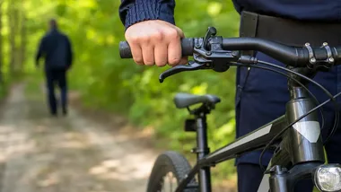 Policjant po służbie zauważył mężczyznę na słupie. Wezwał pomoc