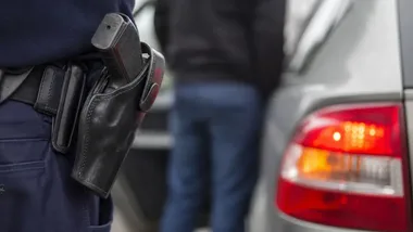 Miał cztery zakazy prowadzenia. 42-latek ruszył Renault na DK10