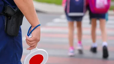 Policjanci z Fordonu wyszli z dziećmi na przejście dla pieszych
