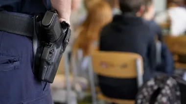 Policjanci z Białych Błot odwiedzili pierwszoklasistów. Była lekcja bezpieczeństwa