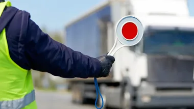 Kierowca ciężarówki utknął w Koronowie. Pomogli policjanci