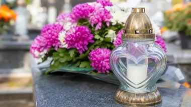 Tłok przy cmentarzach i większe ryzyko kradzieży. Policja przypomina o zasadach