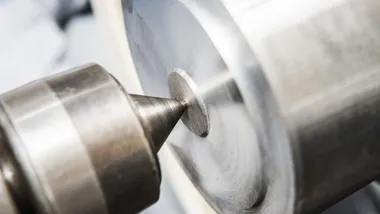Końcówka tokarki obrabiająca metalowy element