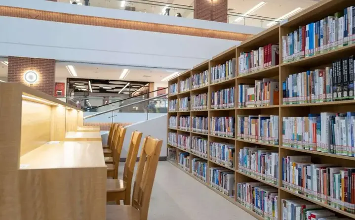 Biblioteka w ruchu: zamknięcia filii, nowe godziny i październik pełen czytania