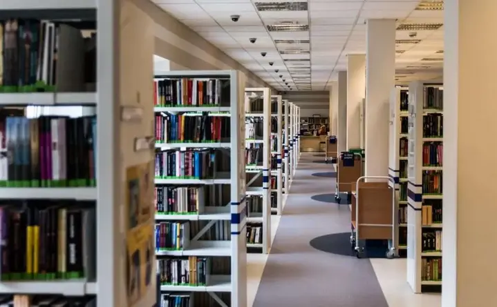 Dyniowe Halloween w bibliotece — recyklingowe warsztaty dla najmłodszych