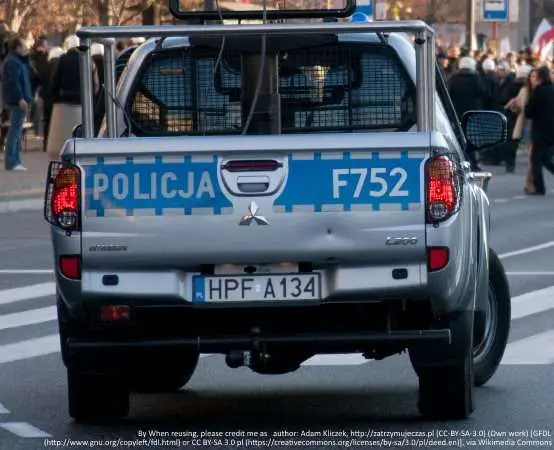 Koronowscy policjanci edukują uczestników obozu survivalowego o bezpieczeństwie nad wodą