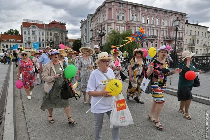 Kapelusze i taniec wracają do centrum Bydgoszczy. Seniorada rusza z rozmachem