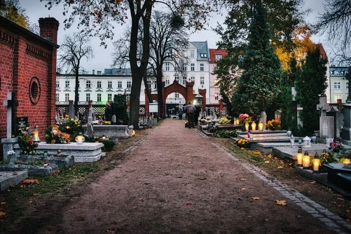 W Bydgoszczy znicze z drugiej ręki i bezpłatny dojazd na cmentarze