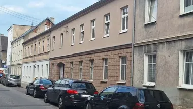 Beżowa elewacja na Okolu. Kolejny budynek przy Jackowskiego po remoncie