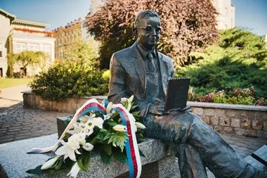 Kwiaty przy ławeczce i tablicach. Ślady Rejewskiego prowadzą przez Bydgoszcz
