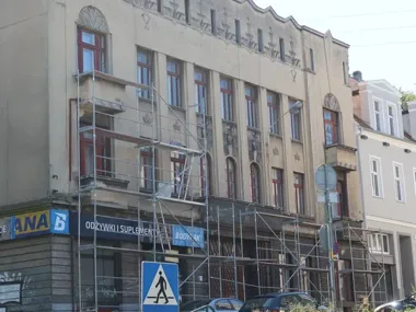Kamienica z trzema orłami odzyskuje dawny blask. Ruszył remont