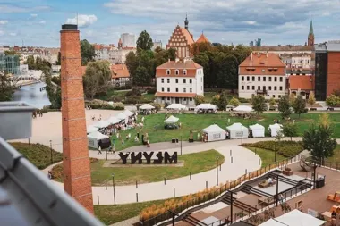 Po szyfrach czas na kino i koncerty. Sierpniowy program Młynów Rothera
