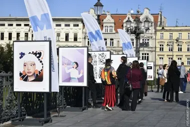 Studencki design na Moście Staromiejskim. Plenerowa wystawa w centrum Bydgoszczy