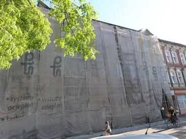 Kamienica z lustrami odzyskuje blask. Bydgoska artystka zmieniła przejazd bramny w labirynt światła