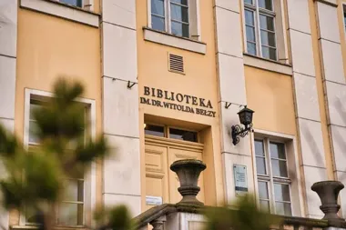 Grafika promocyjna wydarzenia Literackie spotkania w WiMBP – spotkanie ze Stanisławem Łubieńskim