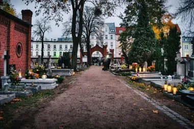 W Bydgoszczy znicze z drugiej ręki i bezpłatny dojazd na cmentarze