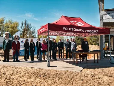 Nowe szklarnie i mural na jubileusz uczelni. Politechnika Bydgoska z kolejnym krokiem
