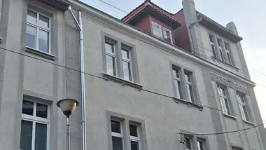 Popielata kamienica na Okolu po remoncie. To część większych zmian
