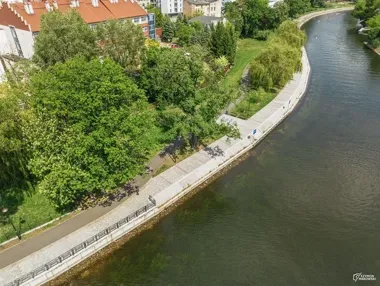 Beton czy drewno? Miasto walczy o naturalne bulwary nad Brdą
