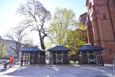 Plac Wolności już nabiera kształtu. Kwiaciarnie wracają na swoje miejsce