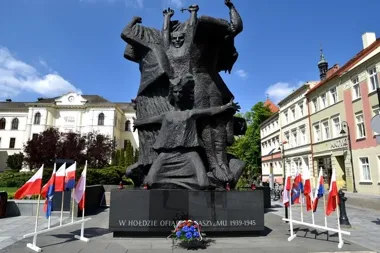 87. rocznica wybuchu wojny. Uroczystości i biało-czerwone kokardy w Bydgoszczy