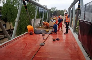 Na nowej kładce pojawia się nawierzchnia i pierwsze balustrady