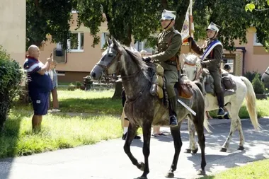 Białe mundury i pamięć o wojnie. Ułani znów na bydgoskich Błoniach