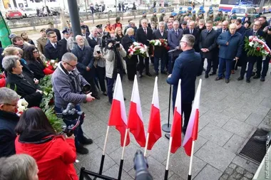Bydgoszcz pamięta strajk chłopski – tablica przy ul. Dworcowej przypomina tamte dni