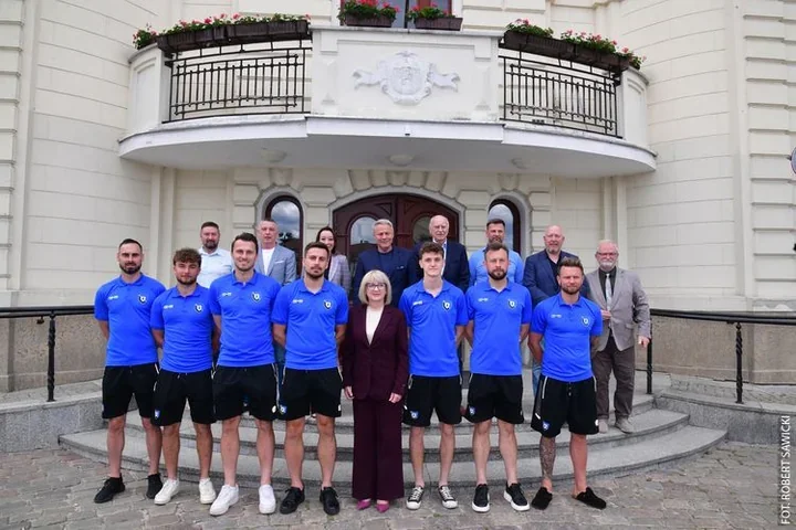 Zawisza wraca na wyższy poziom. W ratuszu padły gratulacje po awansie