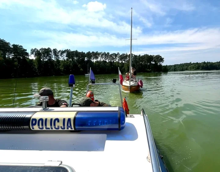 Awaria silnika na Zalewie Koronowskim. Policjanci ruszyli z pomocą