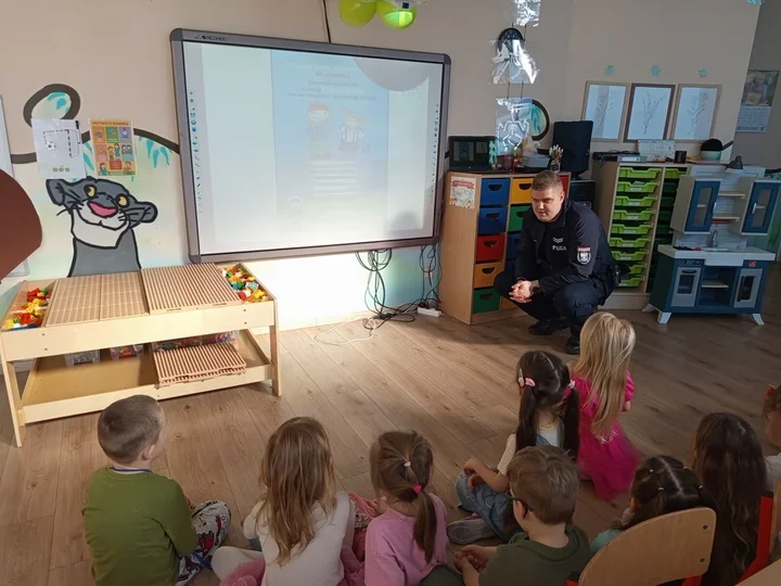 Policja odwiedziła przedszkolaków - ćwiczyli przechodzenie przez pasy przy Wojska Polskiego