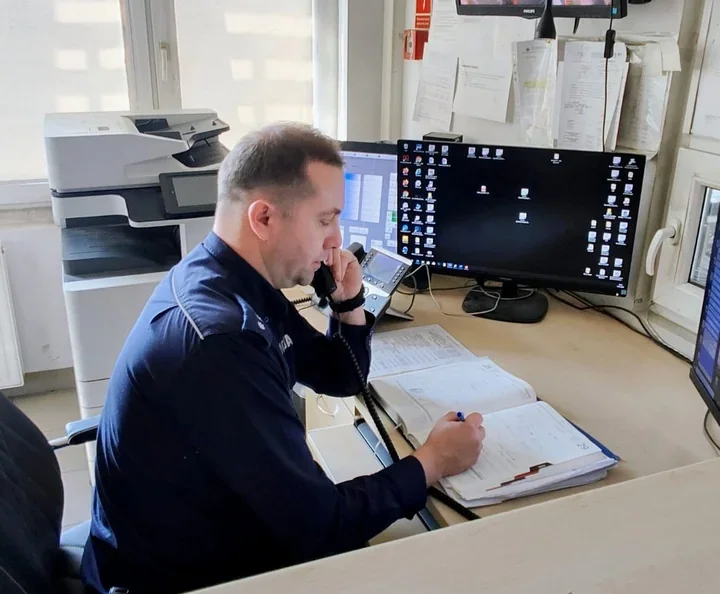 Dyżurny ustalił położenie - policja uratowała mężczyznę na moście w Koronowie