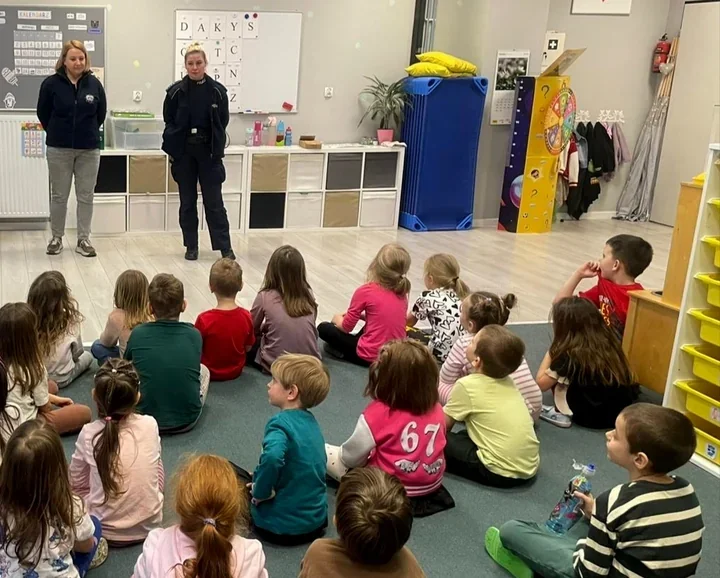 Policyjna lekcja w przedszkolu - dzieci ćwiczyły przejście przez jezdnię