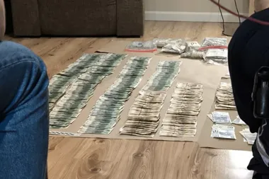 Bydgoski 21-latek wpadł z marihuaną i gotówką ukrytą w pucharach