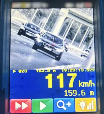 Pędzili przez Bydgoszcz 117 km/h. Dwóch kierowców straciło prawa jazdy