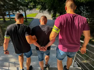 Wtargnęli do pokoju i zabrali 500 zł. Skuter miał przypaść napastnikom
