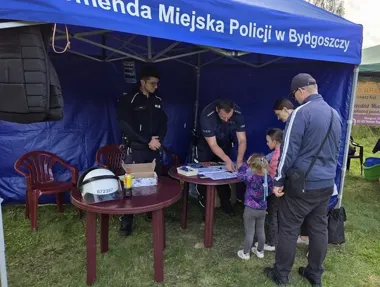 Sąsiedzki festyn w Bydgoszczy. Policjanci znakowali rowery i uczyli bezpieczeństwa